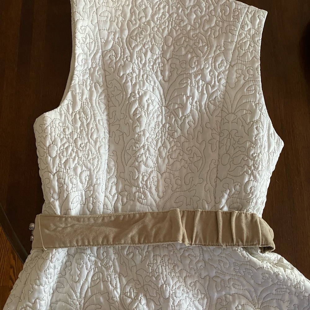 Adorable cream zipper vest from White House Black Market - size Small.